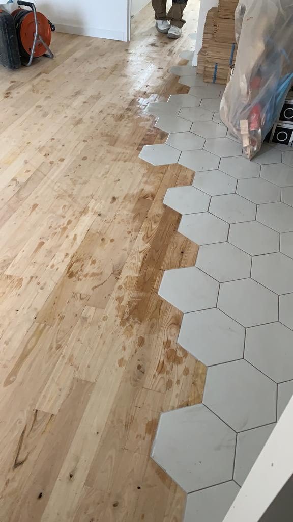Chantier ISA Revêtements : jonction entre parquet et carrelage hexagonal