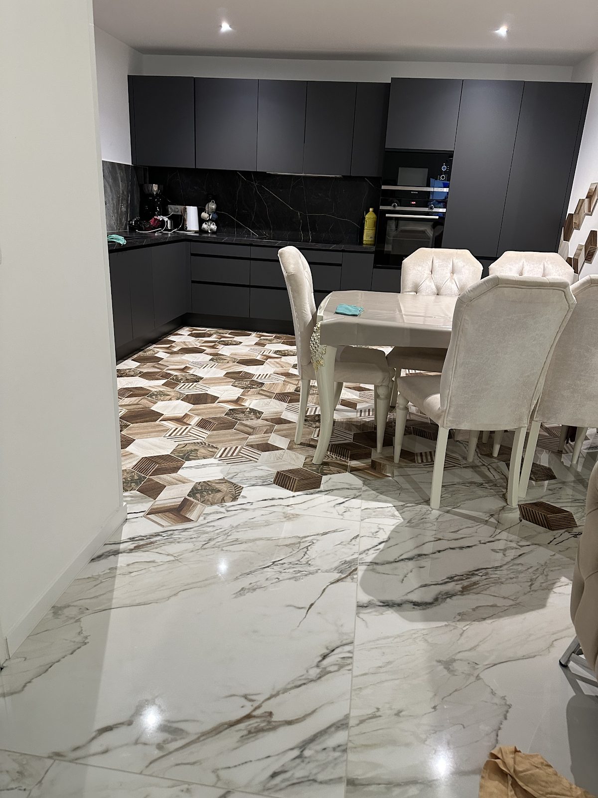 Carrelage effet marbre avec motif hexagonal posé par ISA Revêtements